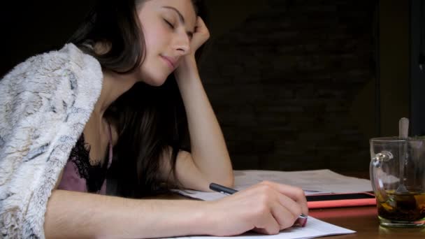 Sömniga studenttupplurar med huvud på hand vaknar och skriver — Stockvideo