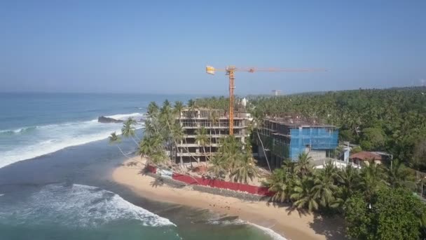 海岸上装有黄铜起重机的建筑工地 — 图库视频影像