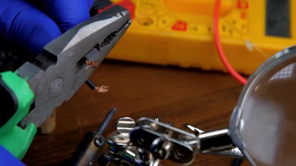 Професійний електрик розрізає дроти металевими плоскогубцями — стокове відео