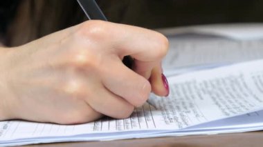Kalem tutan mali rapor formunu sekreter dolduruyor