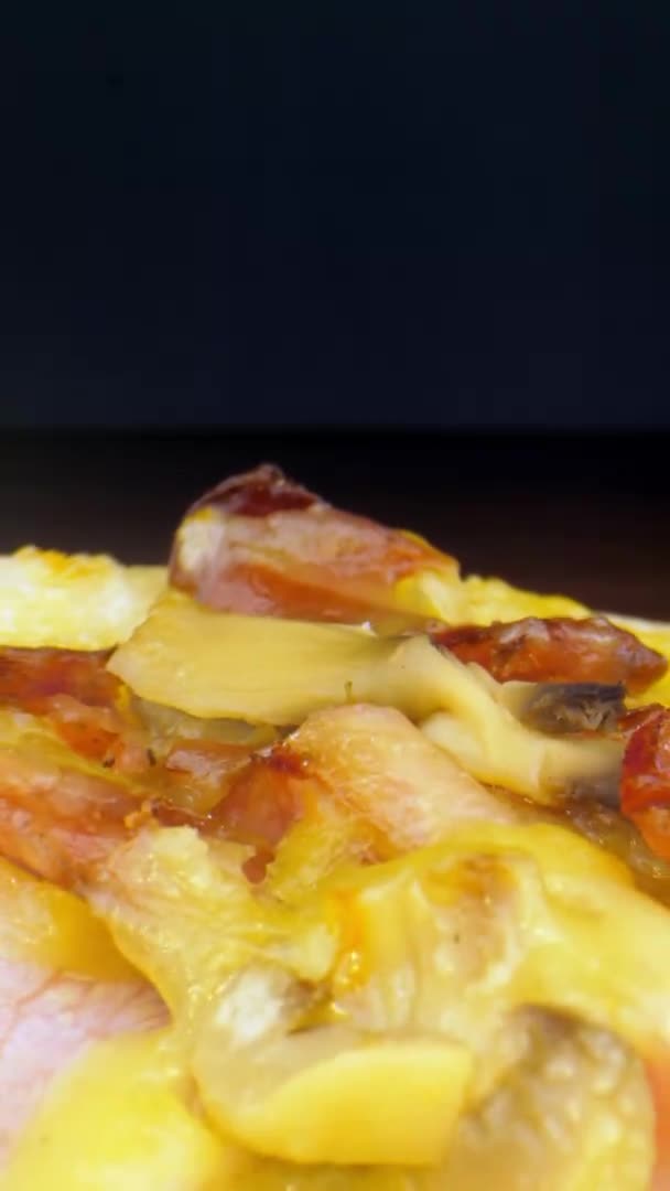 Délicieuse tranche de pizza au bacon et champignons sous le fromage — Video