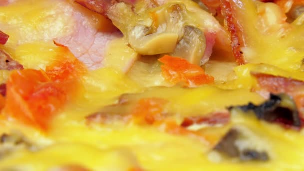 Pizza con champiñones de tocino y queso bajo luz brillante — Vídeos de Stock
