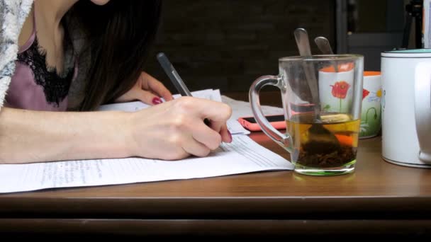 Jovem mulher leitura teoria e preparação para palestras — Vídeo de Stock