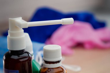 Tıbbi aletlere karşı boğaz ağrısı için farklı şuruplar.