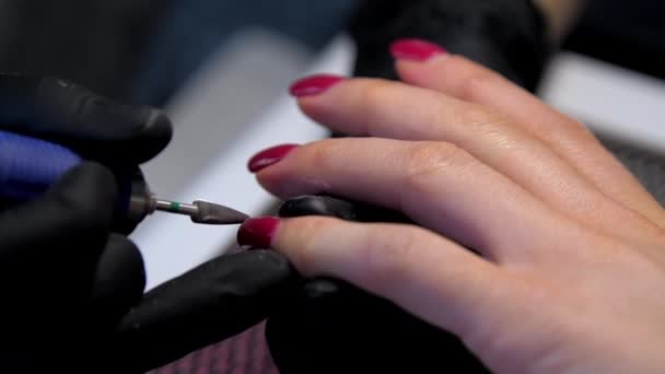 フライス盤付きの爪を扱うプロのマニキュリスト — ストック動画