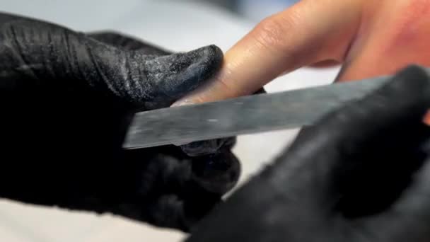 Manicure profissional em luvas estéreis arquivos unhas — Vídeo de Stock