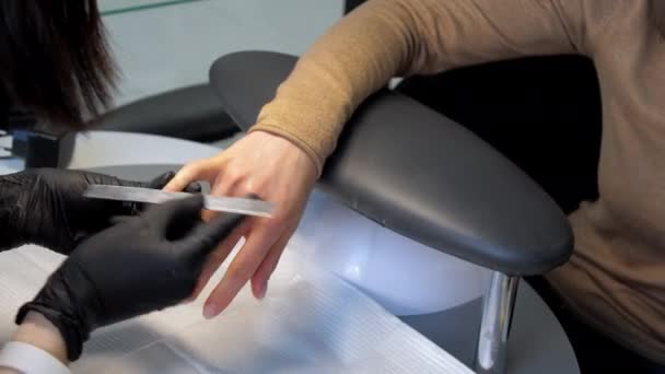 Professionele salon werknemer bestanden bezoeker nagels met gereedschap — Stockvideo