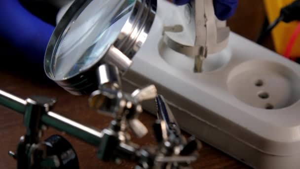 Reparator în mănuși verifică blocul încărcătorului în cablul de extensie — Videoclip de stoc