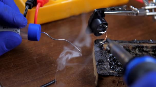Asap muncul dari obor blowtorch dan rosin soket solder — Stok Video