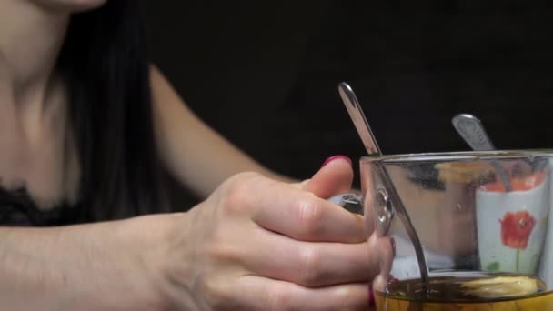 布鲁内特带着透明的玻璃杯喝茶 — 图库视频影像