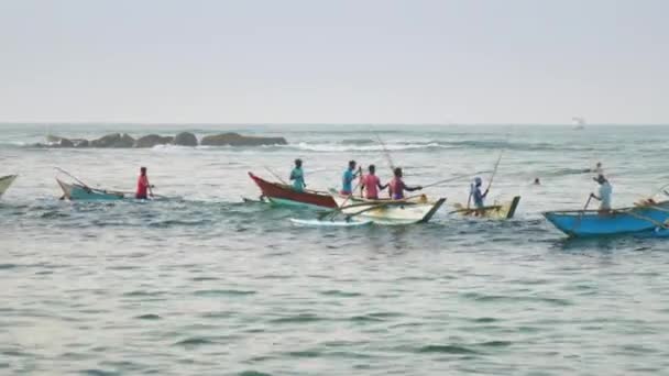 Лакан бідні люди на рядкових човнах океанських хвиль ловлять рибу. — стокове відео