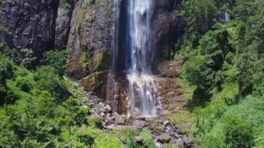 Diyaluma yeşil vahşi ormanda kayalık kayalıklara düştü.