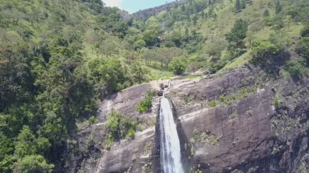 Increíbles caídas de Diyaluma y el estrecho río en el acantilado en las selvas — Vídeos de Stock
