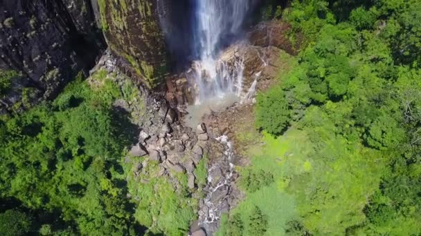 Diyaluma cae con colorido arco iris en alto acantilado empinado — Vídeos de Stock