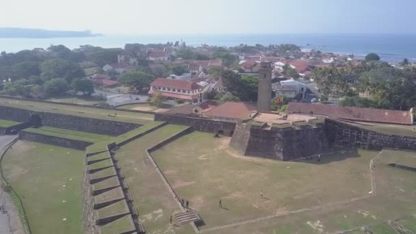 Форт Галле з баштою стіни і довгою стіною біля маленького містечка. — стокове відео