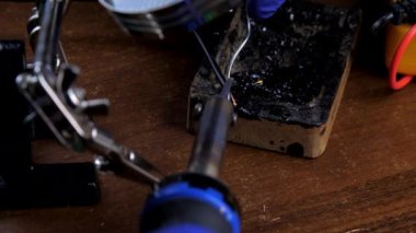 Deneyimli tamirci lehim teli pürmüz ve reçineli.