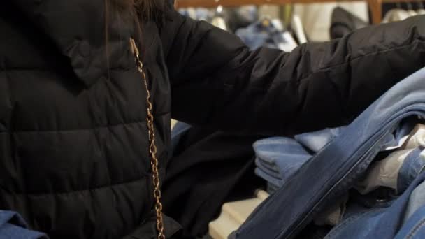 Pembelanja profesional memegang jeans denim dan menyentuh pakaian — Stok Video