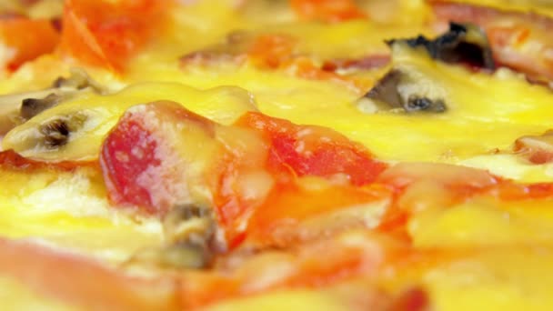 Pizza szalonnás gombával és sajttal fényes fényben — Stock videók