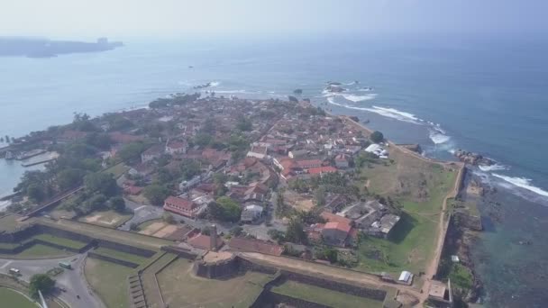 Oud Galle Fort met klein stadje vlakbij weg tegen azuurblauwe zee — Stockvideo