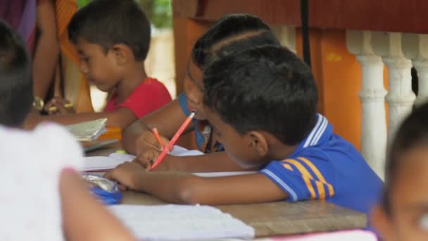 Los escolares escriben tareas difíciles en cuadernos de papel — Vídeos de Stock