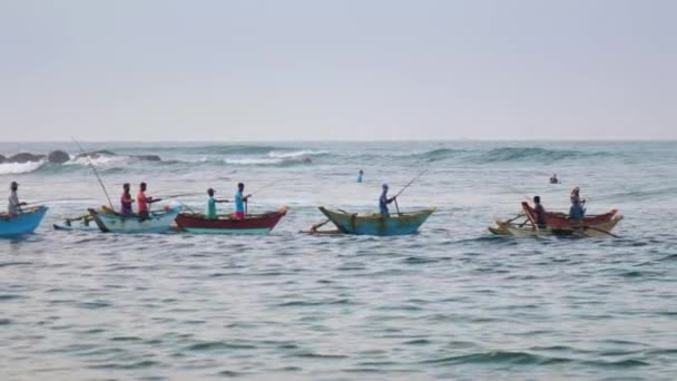 Lokale mensen vangen vis op catamaran boten op oceaangolven — Stockvideo