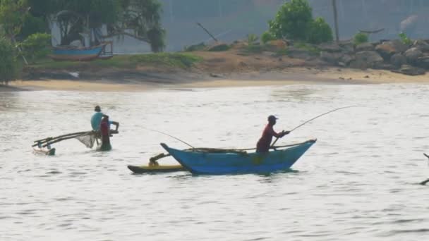 Grupo de pescadores asiáticos con equilibrio de cañas en barcos cerca del muelle — Vídeo de stock