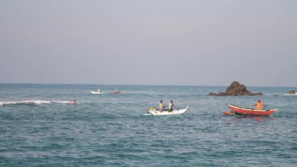 Tutejsi mężczyźni przepływają malownicze falujące błękitne morze łodziami — Wideo stockowe