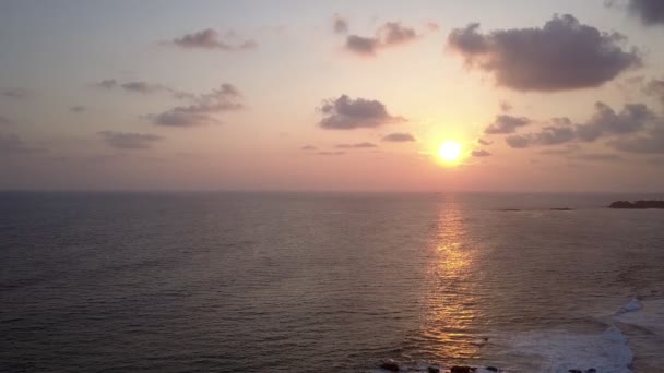 Água calma do oceano reflete a luz solar brilhante da noite de verão — Vídeo de Stock