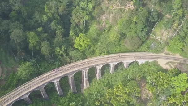 Turista na velha ponte de trem Demodara Nine Arches sobre a selva — Vídeo de Stock