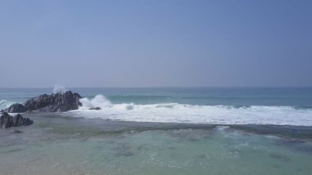 無限の青い海の波は灰色の岩の泡を作成するロール — ストック動画