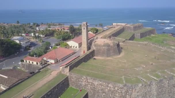 Högt torn med klocka på väggen av historiska Galle Fort — Stockvideo