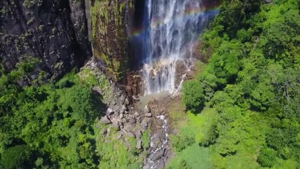 Diyaluma cae chorros y el arco iris brillante en alta montaña — Vídeo de stock