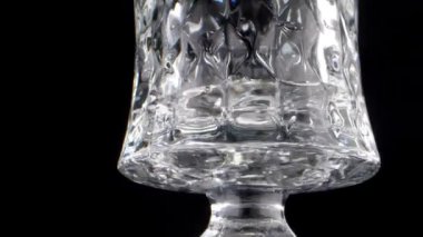 Şeffaf sıvı kristal çekimde görünür.