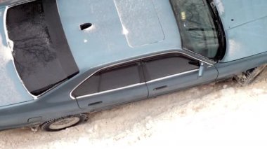 Kışın kar arabalarında mahsur kalmak farklı şekillerde yol alır.