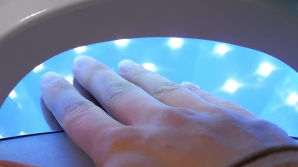 Salon piękności gości suszy żel bazowy w lampie ultrafioletowej — Wideo stockowe
