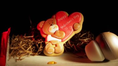 Zencefilli çörek prezervatifi ve klitoral emme vibratörü masada.