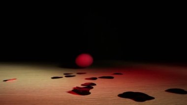 Ameliyat eden yumurta vibratörü parlak bir ışıltıyla masaya zıplıyor.