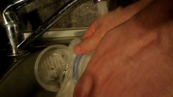Person spült Besteck mit Schwamm und steckt es in Behälter — Stockvideo