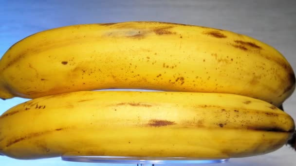 Старі банани з жовтим шкіркою і коричневими плямами обертаються — стокове відео