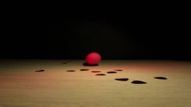 Titreşimli yumurta seks oyuncağı konfetiyle ahşap masa boyunca hareket eder.