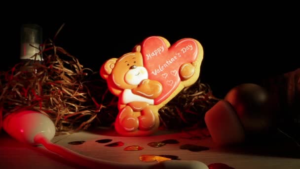 Пряники с медведем, держащим сердце рядом с секс вибрирующими игрушками — стоковое видео