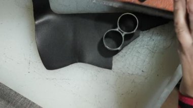 Terzi kadın metal bıçak çemberleriyle giriş sistemini kesiyor.