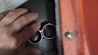 Terzi, küçük deri kart kılıflarını bıçaklarla keser.