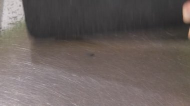 Terzi, artanlardan deri sıralama tezgahını temizliyor.