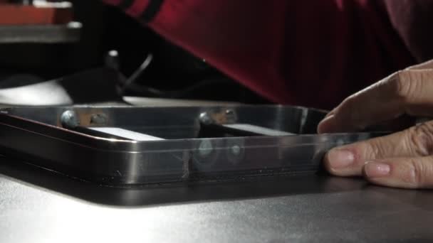 Artisanat mesure modèle de portefeuille lame métallique et des coupes — Video