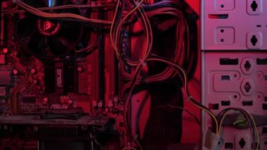 Renkli kablolar ve ayrıntılara sahip yeni bilgisayar donanımı