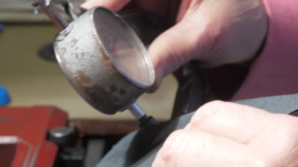 El sastre calificado mide el ancho de la rebanada de cuero con una herramienta oxidada — Vídeo de stock