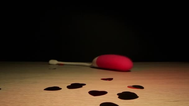 Розовый яичный вибратор с дистанционным управлением прыгает по столу — стоковое видео