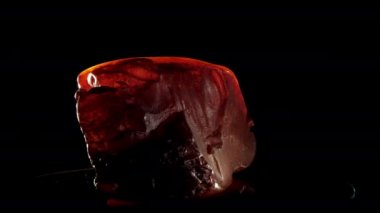 Parlak şeffaf turuncu kehribar parlak elektrik ışığıyla aydınlatılır.