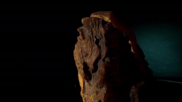 Kirli sarı kehribar taşları ayna desteğine yansıtılır. — Stok video